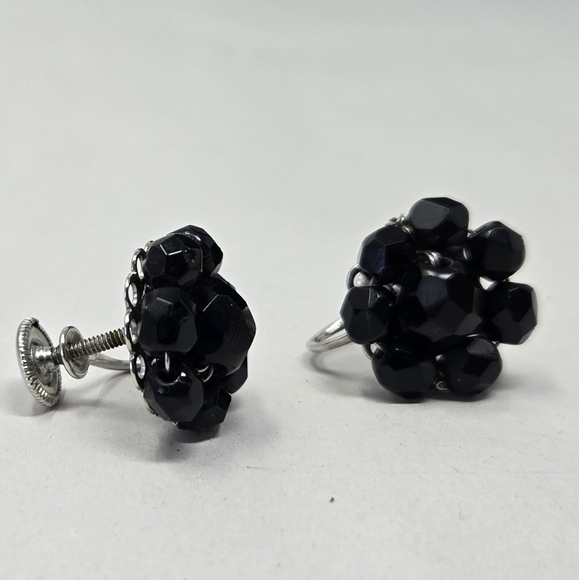 Coro Vintage Womens Earrings Facet Black Bead Flower Cluster Screw Back Fashion - Picture 2 of 7